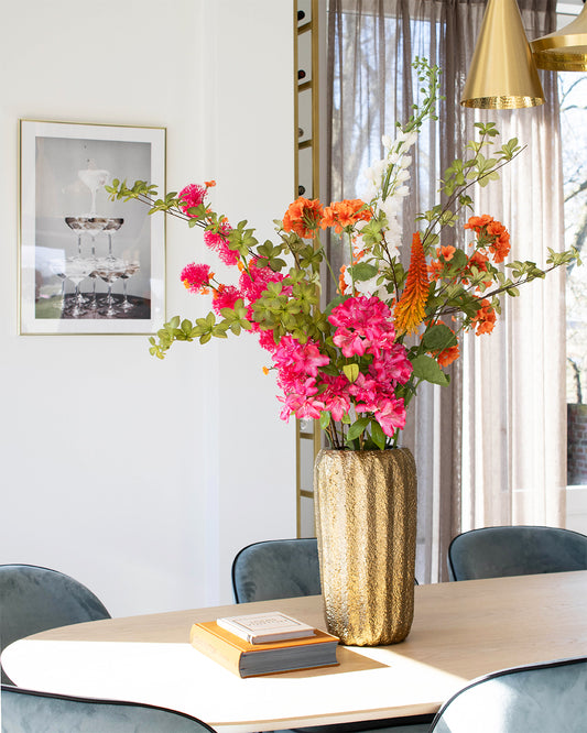 Een echte sieraad in huis met deze rijk geselecteerde zijden bloemen en bijzonder afgewerkte gouden vaas!